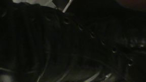 branlette sur mes cuissardes vernies...une petite video ou je te montre mes ...