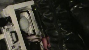 branlette sur mes cuissardes vernies...une petite video ou je te montre mes ...