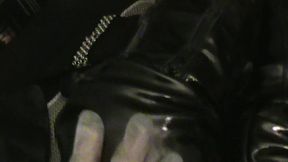 branlette sur mes cuissardes vernies...une petite video ou je te montre mes ...