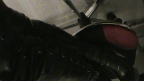 branlette sur mes cuissardes vernies...une petite video ou je te montre mes ...