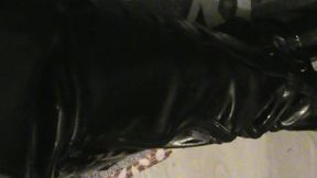 branlette sur mes cuissardes vernies...une petite video ou je te montre mes ...