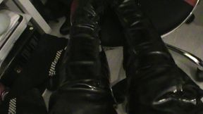 branlette sur mes cuissardes vernies...une petite video ou je te montre mes ...