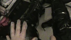 branlette sur mes cuissardes vernies...une petite video ou je te montre mes ...