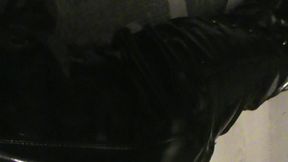 branlette sur mes cuissardes vernies...une petite video ou je te montre mes ...
