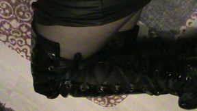 branlette sur mes cuissardes vernies...une petite video ou je te montre mes ...