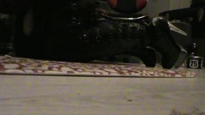 branlette sur mes cuissardes vernies...une petite video ou je te montre mes ...