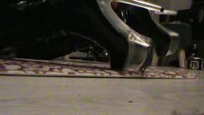 branlette sur mes cuissardes vernies...une petite video ou je te montre mes ...