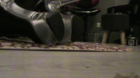 branlette sur mes cuissardes vernies...une petite video ou je te montre mes ...