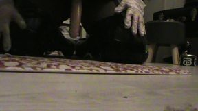 branlette sur mes cuissardes vernies...une petite video ou je te montre mes ...