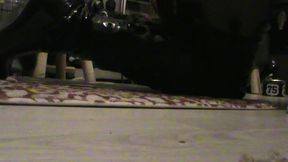 branlette sur mes cuissardes vernies...une petite video ou je te montre mes ...