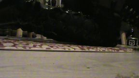 branlette sur mes cuissardes vernies...une petite video ou je te montre mes ...