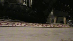 branlette sur mes cuissardes vernies...une petite video ou je te montre mes ...