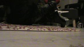 branlette sur mes cuissardes vernies...une petite video ou je te montre mes ...