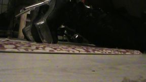 branlette sur mes cuissardes vernies...une petite video ou je te montre mes ...
