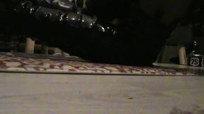 branlette sur mes cuissardes vernies...une petite video ou je te montre mes ...