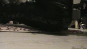 branlette sur mes cuissardes vernies...une petite video ou je te montre mes ...