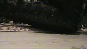 branlette sur mes cuissardes vernies...une petite video ou je te montre mes ...