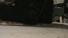 branlette sur mes cuissardes vernies...une petite video ou je te montre mes ...