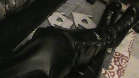 branlette sur mes cuissardes vernies...une petite video ou je te montre mes ...