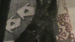 branlette sur mes cuissardes vernies...une petite video ou je te montre mes ...