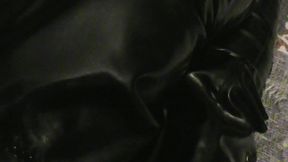 branlette sur mes cuissardes vernies...une petite video ou je te montre mes ...