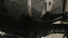 branlette sur mes cuissardes vernies...une petite video ou je te montre mes ...