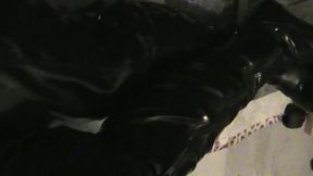 branlette sur mes cuissardes vernies...une petite video ou je te montre mes ...