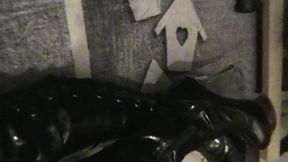 branlette sur mes cuissardes vernies...une petite video ou je te montre mes ...