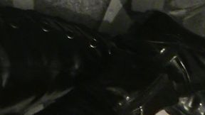 branlette sur mes cuissardes vernies...une petite video ou je te montre mes ...