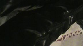 branlette sur mes cuissardes vernies...une petite video ou je te montre mes ...