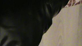 branlette sur mes cuissardes vernies...une petite video ou je te montre mes ...