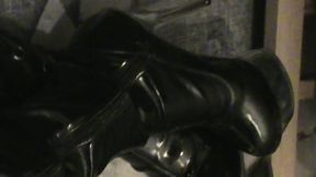 branlette sur mes cuissardes vernies...une petite video ou je te montre mes ...