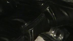 branlette sur mes cuissardes vernies...une petite video ou je te montre mes ...