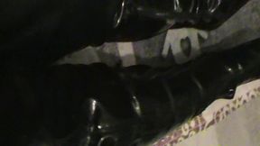 branlette sur mes cuissardes vernies...une petite video ou je te montre mes ...