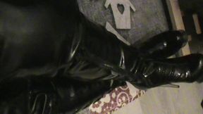 branlette sur mes cuissardes vernies...une petite video ou je te montre mes ...