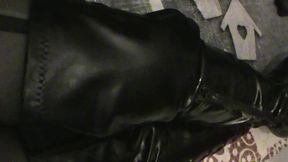 branlette sur mes cuissardes vernies...une petite video ou je te montre mes ...