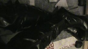 branlette sur mes cuissardes vernies...une petite video ou je te montre mes ...