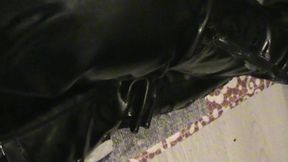 branlette sur mes cuissardes vernies...une petite video ou je te montre mes ...