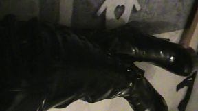 branlette sur mes cuissardes vernies...une petite video ou je te montre mes ...