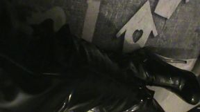 branlette sur mes cuissardes vernies...une petite video ou je te montre mes ...