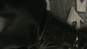 branlette sur mes cuissardes vernies...une petite video ou je te montre mes ...