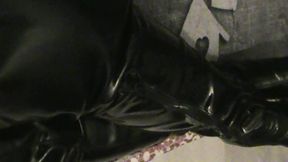 branlette sur mes cuissardes vernies...une petite video ou je te montre mes ...