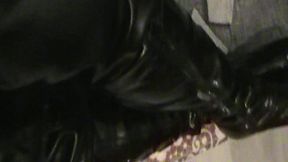 branlette sur mes cuissardes vernies...une petite video ou je te montre mes ...