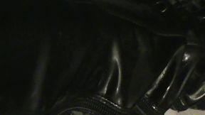 branlette sur mes cuissardes vernies...une petite video ou je te montre mes ...