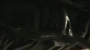 branlette sur mes cuissardes vernies...une petite video ou je te montre mes ...