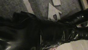 branlette sur mes cuissardes vernies...une petite video ou je te montre mes ...