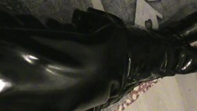 branlette sur mes cuissardes vernies...une petite video ou je te montre mes ...