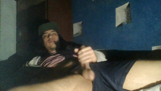 Büyük penisli yaşlı amatörler tek başlarına mastürbasyon yapıyor ve birbirlerinin götlerini beceriyorlar.