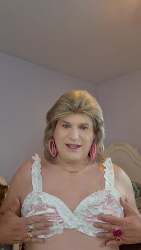 Sissy bra with no breast forms! I think it looks good, do you?