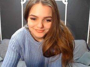 Stunning webcam model shows off a closeup of her pussy